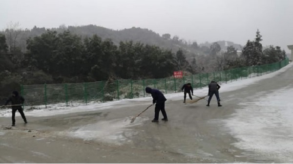 【抗擊冰雪】區(qū)物資總公司：鏟雪除冰保安全